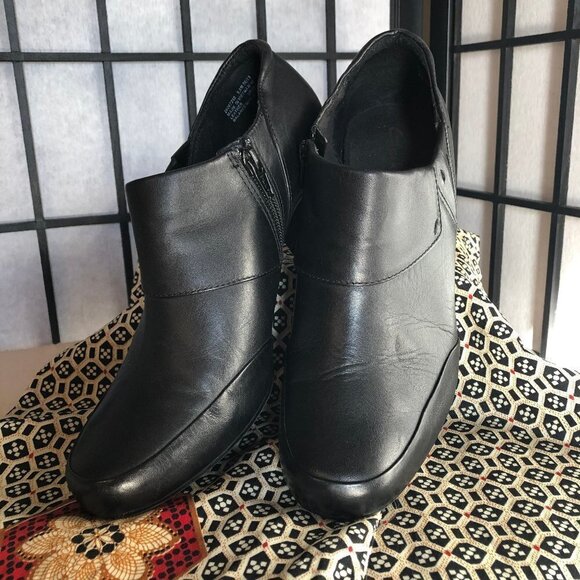 Clark's Bendables Black Ankle Bootie W/Heel - Picture 1 of 5